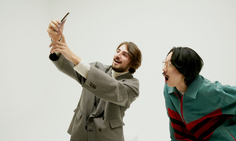 GQJAPAN's tweet photo. 超人気バンド・ナルバリッチのJQと、テラスハウスでも人気を博したイタリア人漫画家・ペッペ。異色のふたりが出会い、インスタグラムのARフィルターを制作した。
記事と写真→ https://t.co/psgZ03MDSu
@nulbarich 
@peppedesu 
@Colabsjp 
#Nulbarich
#ペッペ
#CoLabsjp
#先駆けろ
#新しい遊び場 https://t.co/KQGA5NbIjG
