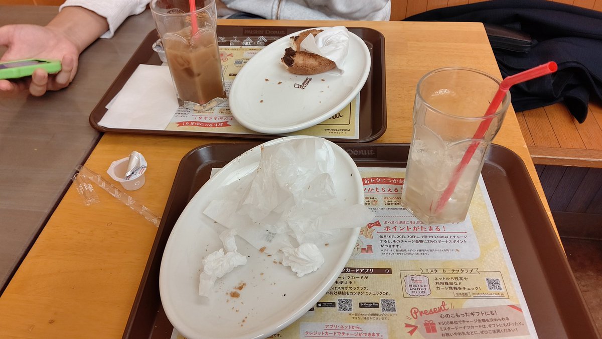 phoenix_ch027's tweet photo. 天ぷら狐さんと宇土シティーのミスドにいるのだ！
このあとアーケードやるのだー😆
#ph2019
#ph20191219
#けものフレンズ3 https://t.co/uQAg0w81Uy