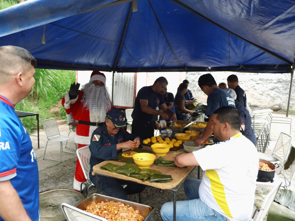 fireman4792000's tweet photo. No todo es trabajo,hay momentos para compartir en,lo q somos,Familia d @BomSc1952 encuentro d compartir navidad hechura Hallacas q Comandancia  hace un esfuerzo con ayuda Santo q protege y comerciantes aliados Tenemos Cena d Navidad Digna de Un BOMBERO, @Roldan1973 (P/T(B)JRR) https://t.co/9JHgCU4w4w