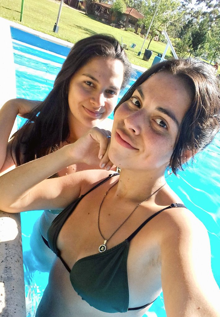 Agusbellaa's tweet photo. Nos ves así tranquilitas pero en plenas termas nos pusimos a jugar quién nadaba más rápido 😂 https://t.co/T9JqfhPSgB