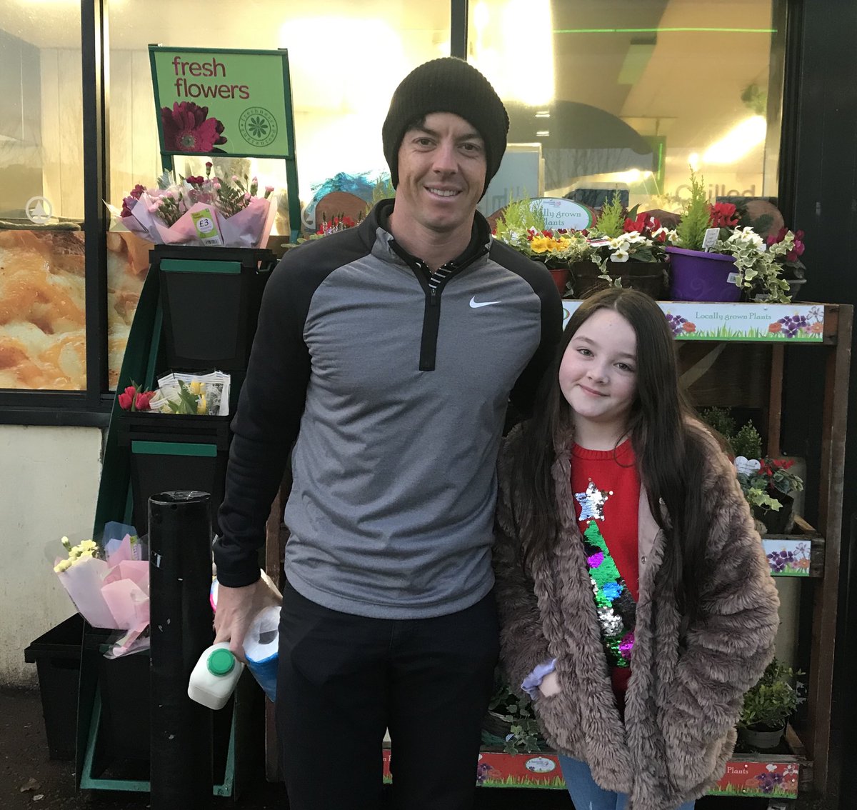 FionnualaO1's tweet photo. Look who Sophie met this morning on her way to the P7 Christmas Assembly! The lovely and super talented β¦@McIlroyRoryβ© who just happens to be a past pupil of the school! #StPatricksPS β¨Happy Christmas Rory and best wishes for 2020! π https://t.co/z5EprorD6e