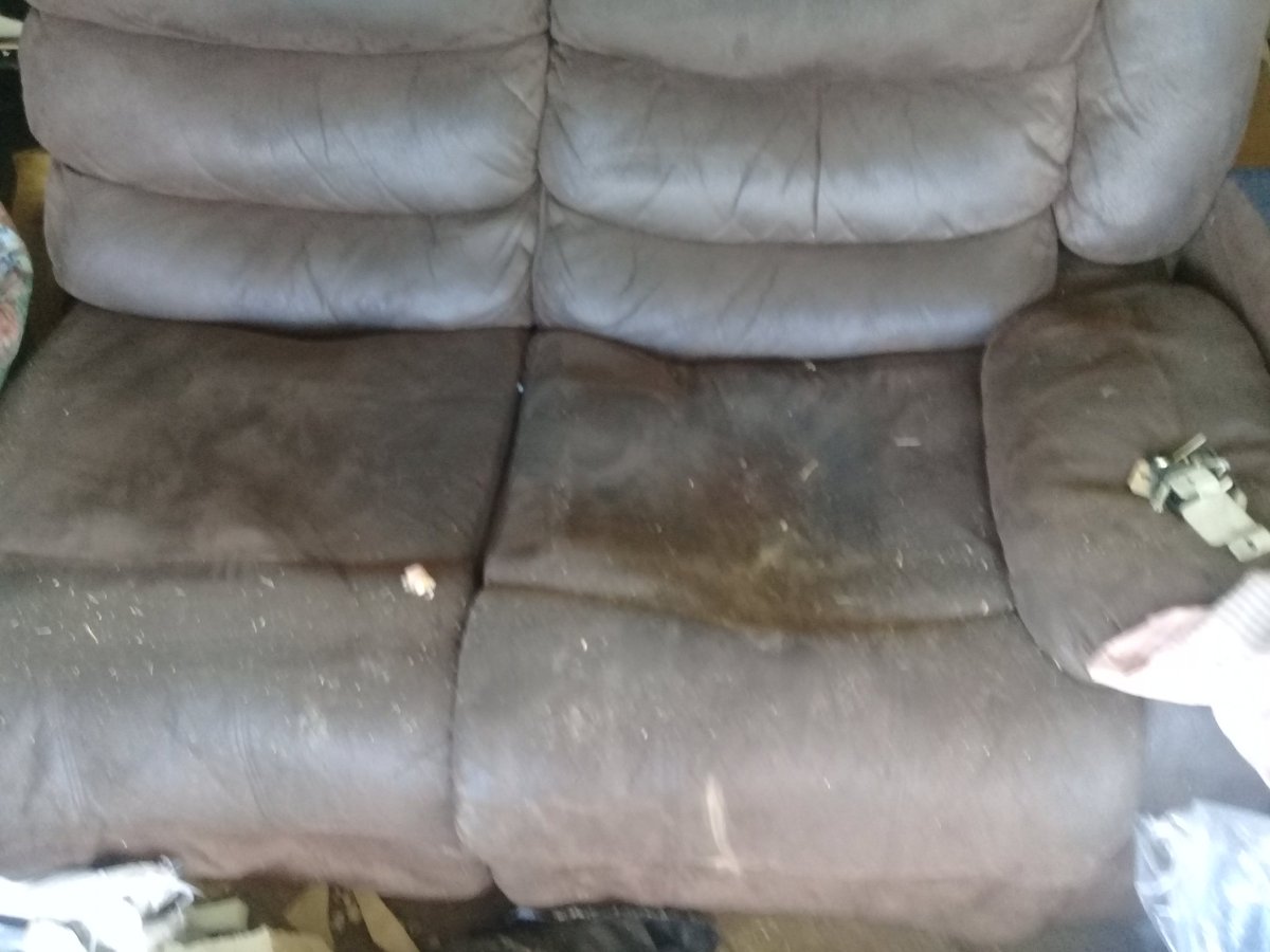 UpholsteryGreen's tweet photo. Any Dirty Couches. Well heres Green C Upholstery at ur service... #Deep_Cleaning
#Refoaming.👌 https://t.co/zpVTGNx5nK