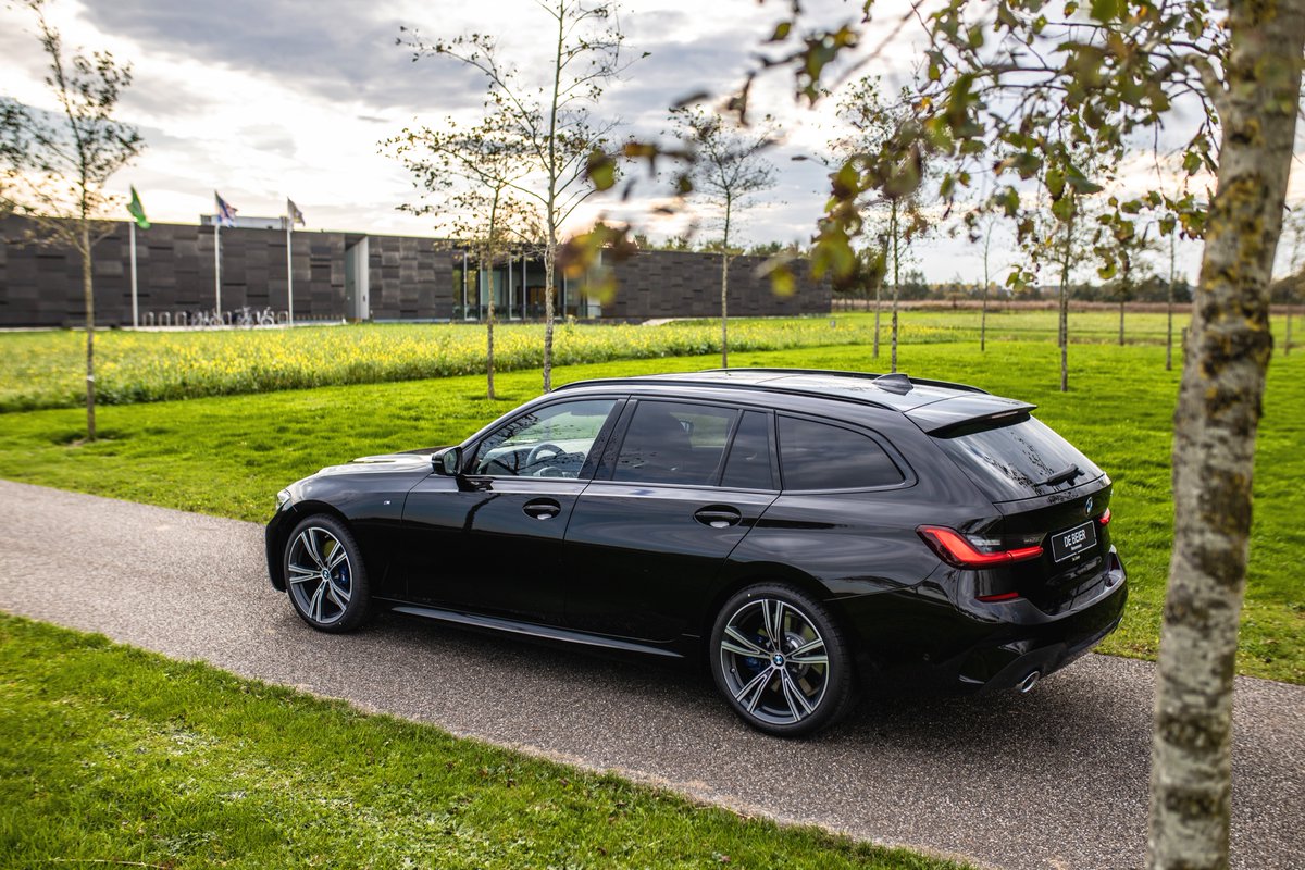 DE VOORDELEN VAN VOORRAAD.
Profiteer in 2019 nog van voordeelprijzen voor auto's uit onze voorraad én een extra scherp inruilvoorstel. Bijvoorbeeld voor de nieuwe BMW 3 Serie Touring. Direct uit voorraad leverbaar vanaf €67.290,-.📞0513 - 61 88 88 of kom langs in onze showroom.