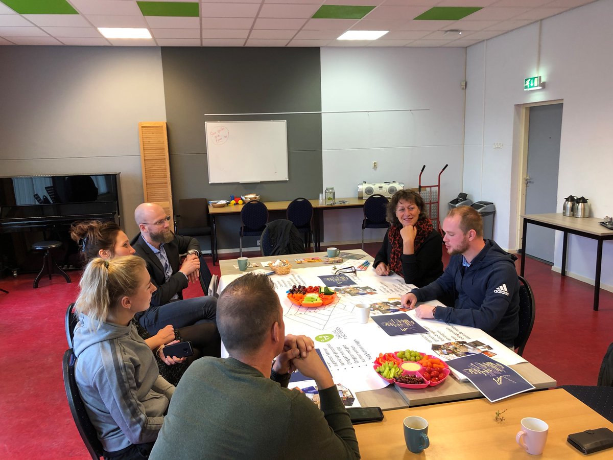 Wethouder Elly Pastoor was gisteren op werkbezoek bij de Akkerswaard (Leek) en ’t Marheem (Marum) van Sociaal Werk De Schans. De medewerkers hebben haar bij gepraat over hun werkwijze en activiteiten. Zoals buurtwerk, positieve gezondheid, buurtsportcoach en trainingen.