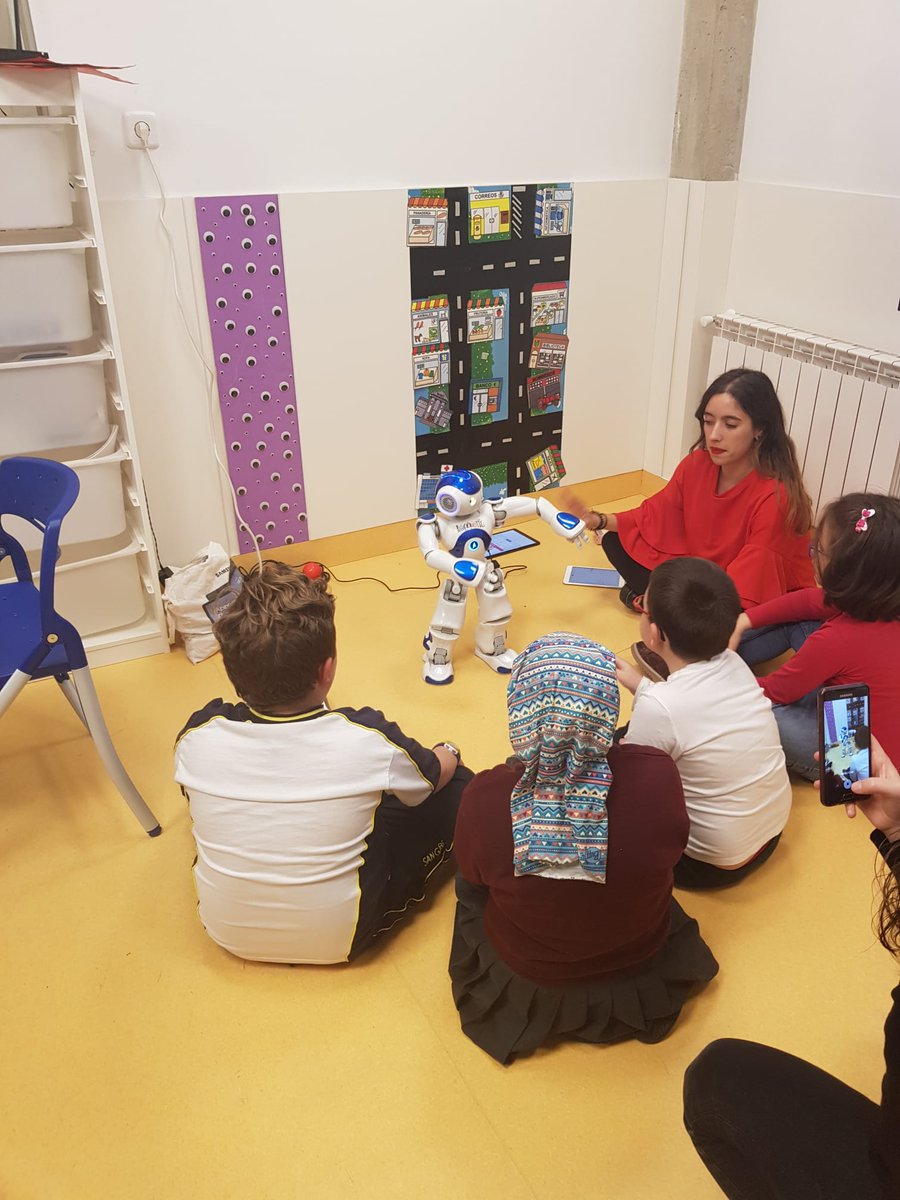 asion_'s tweet photo. ¡El lunes hicimos un taller de rehabilitación cognitiva con robótica para padres, madres y niños! 

Diseñamos nuestros renos y utilizamos a #robotedison para darles movimiento. Nos acompañó el Robot Nao que hizo los coros con canciones navideñas.¡Gracias por todo @rockbotic_com ! https://t.co/JwKSFcV4OZ