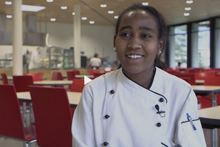 PMinplus's tweet photo. Feruz ha 21 anni, arriva dall’Eritrea e sogna di aprire una pasticceria in Svizzera. A Lugano ha avuto l’opportunità di crescere professionalmente e diventare indipendente grazie ad un tirocinio. Scopri la sua storia su https://t.co/O3V4TvDjHI https://t.co/C0CGO2V5gp