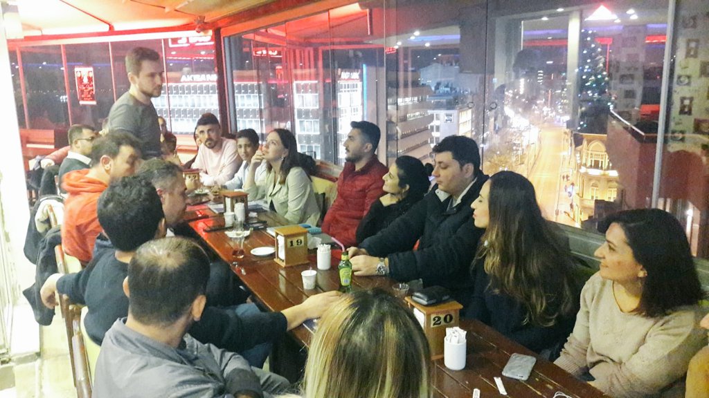 ahbapege's tweet image. Yardımlaşma çalışma grubu olarak aralık ayı toplantımızı gerçekleştirdik 🍃  Çalışma grubumuzla fikir alışverişinde bulunduk. Bir kez daha &quot;İyi ki Ahbap&quot; dedik. Dolu dolu bir ay geçireceğiz 💚
@haluklevent @ahbapplatformu