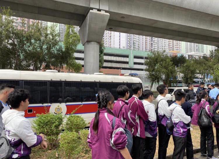 ronnie_yeung's tweet photo. 2:00pm,  a large number of masked people are outside the sport day of a secondary school in Ma On Shan, and check the students in school uniforms. All of them have to search for identity cards! 

Students are already a crime?😡😡 #HKpolicebrutality #HKPoliceState #hkpoliceforce https://t.co/VpgK0GU48A