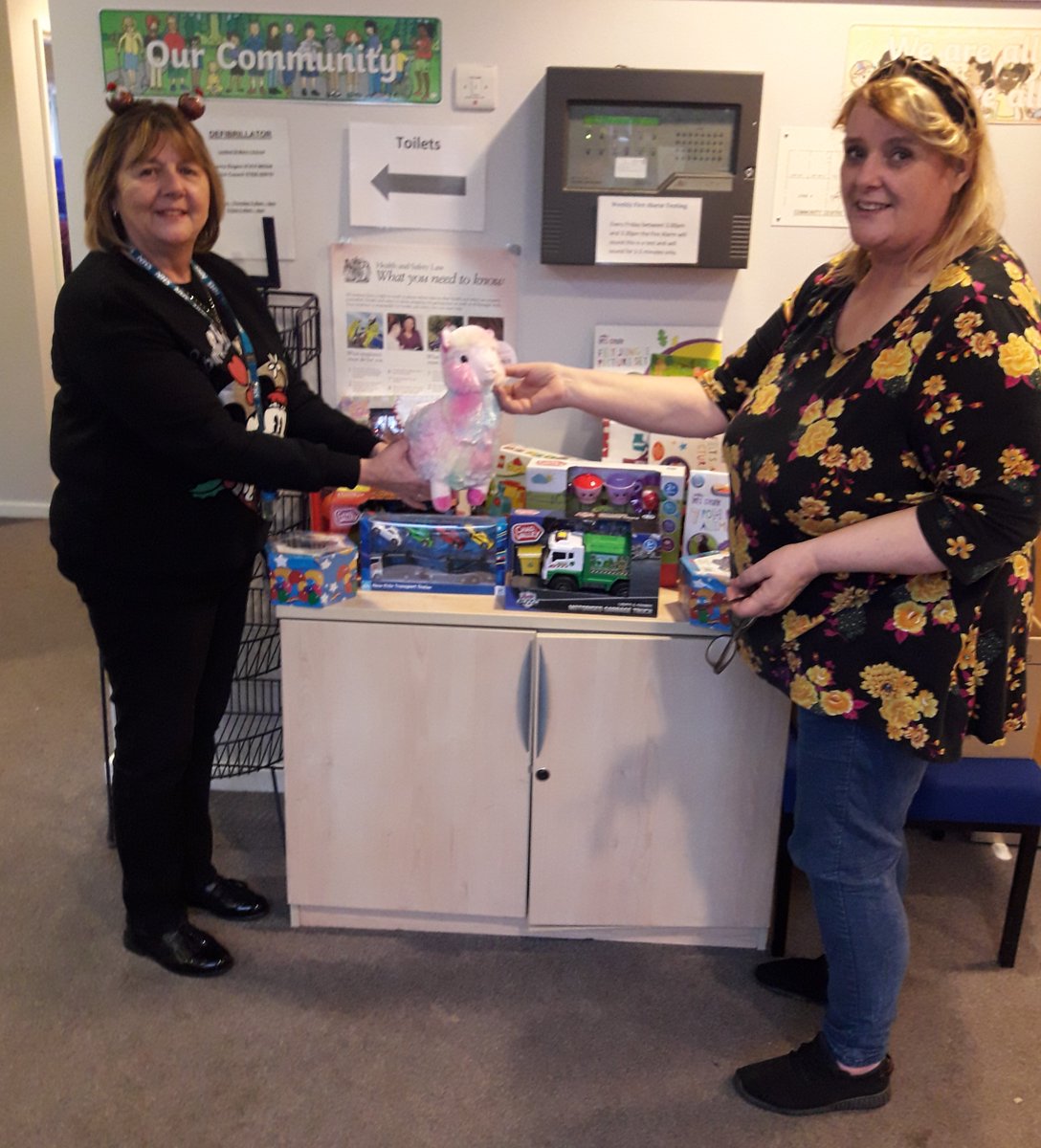 sam25ash's tweet photo. This year #CLSMHT swapped our staff Secret Santa for a toy
donation to The Place, Community Centre, Leyland, Jane Musker facilitator at the centre will help distribute then to families in need of support, with the hope of spreading a little festive cheer, @LSCFT_NHS ๐
๐
๐
๐
๐
๐
https://t.co/MBOkBGKhh1