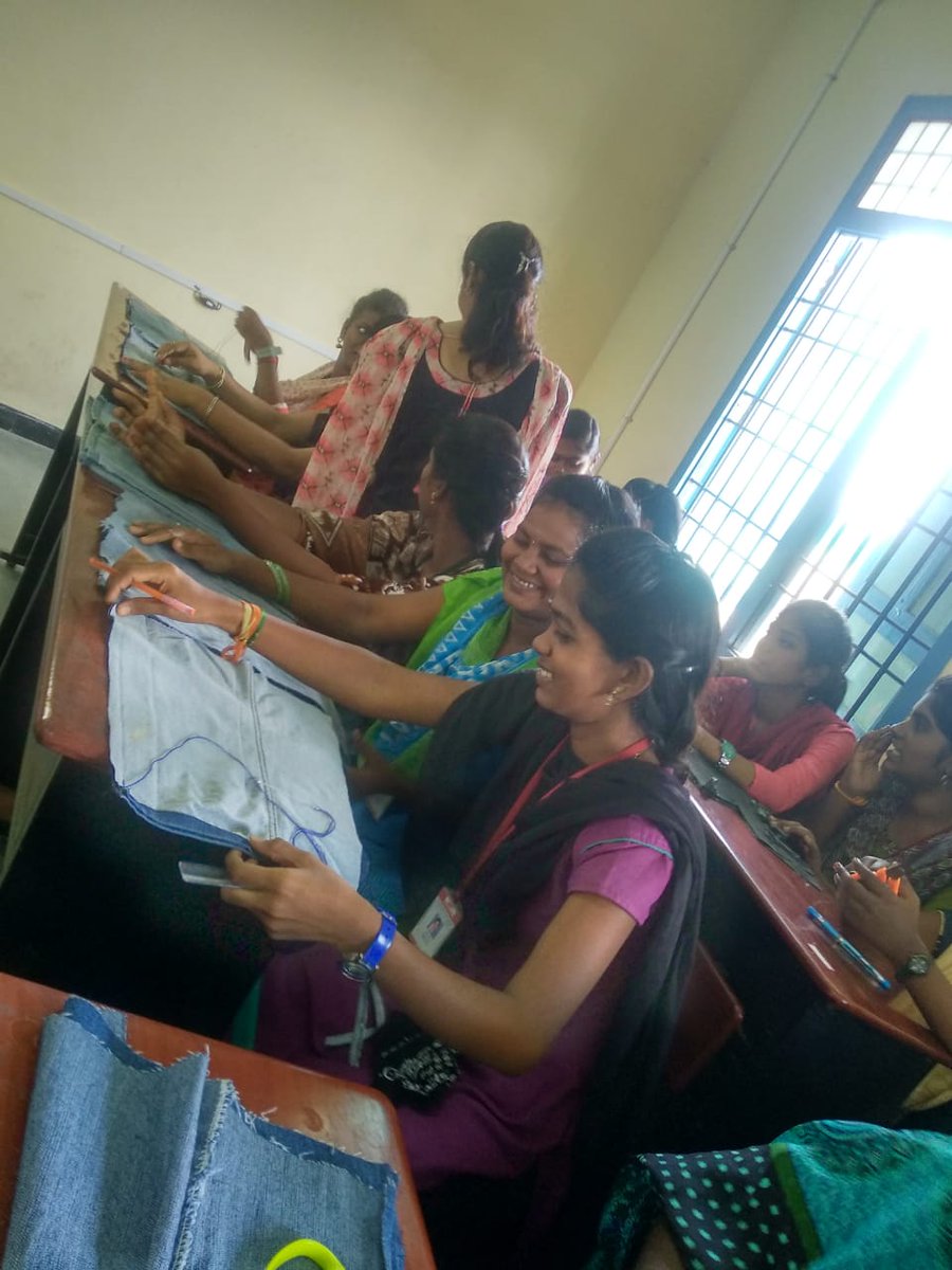 DreamZoneSchool's tweet photo. On 10th October 2019, Dreamzone Kolathur centre organized a “Fashion seminar” by Ms.Amira Maryam - The Product Specialist In Dreamzone at Thiruthangal Nadar College of Arts &amp; Science Kodungaiyur .

#fashiondesign #dreamzone #fashionseminar #careerguidance https://t.co/mpKItMmb2a