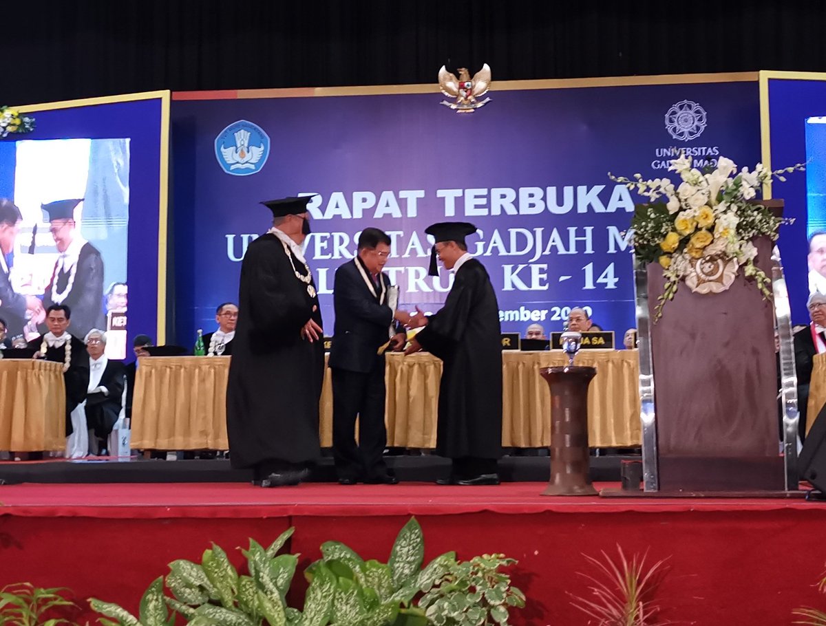 nazirfoead's tweet photo. Selamat kepada Bapak Jusuf Kalla atas penganugerahan Hamengkubuwono IX Award dari Rektor UGM, hari ini 19/12 di Yogyakarta, atas jasa beliau di bidang kemanusiaan, perdamaian dan kemajuan bangsa. https://t.co/P0kNVNy3NO