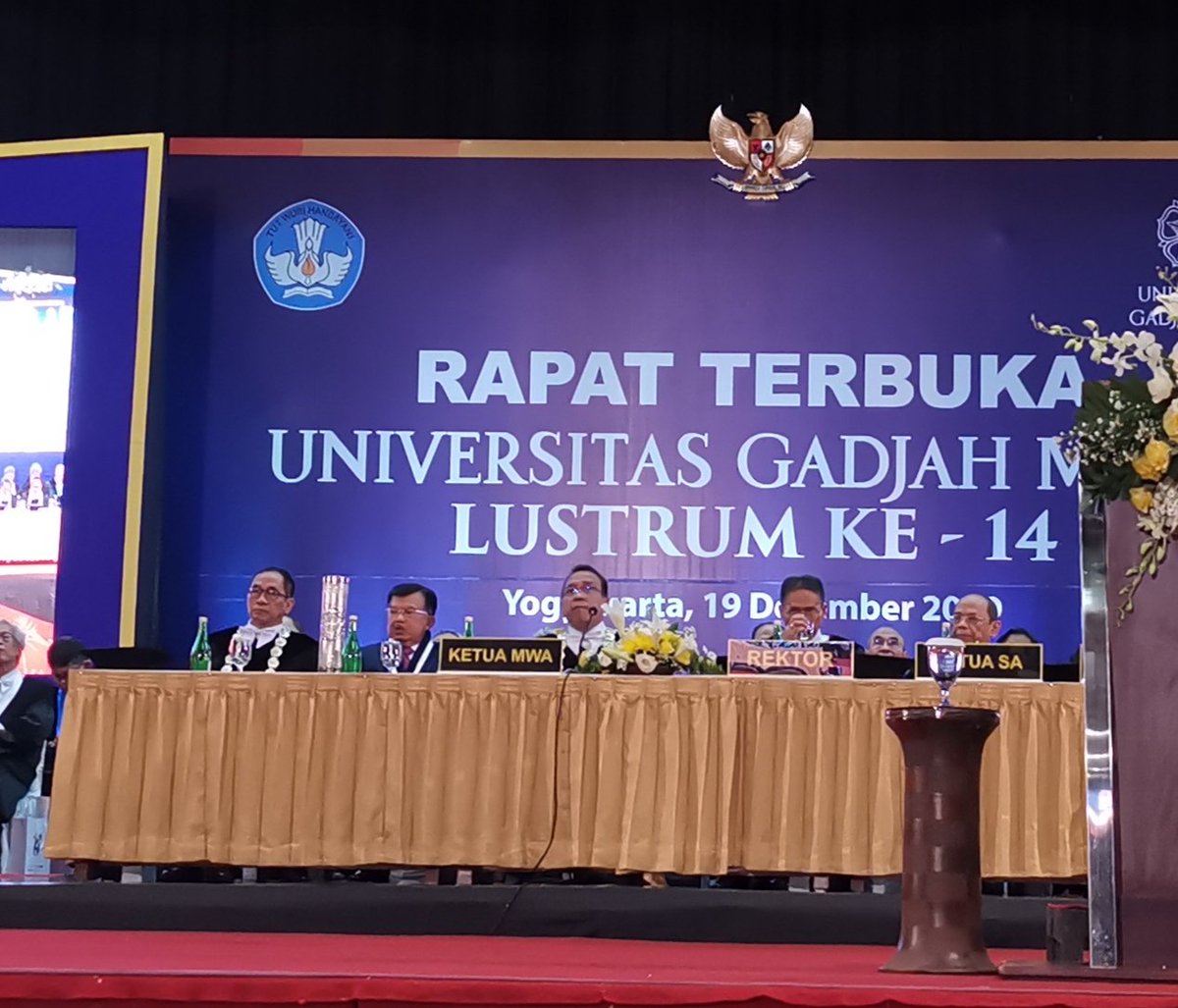 nazirfoead's tweet photo. Selamat kepada Bapak Jusuf Kalla atas penganugerahan Hamengkubuwono IX Award dari Rektor UGM, hari ini 19/12 di Yogyakarta, atas jasa beliau di bidang kemanusiaan, perdamaian dan kemajuan bangsa. https://t.co/P0kNVNy3NO