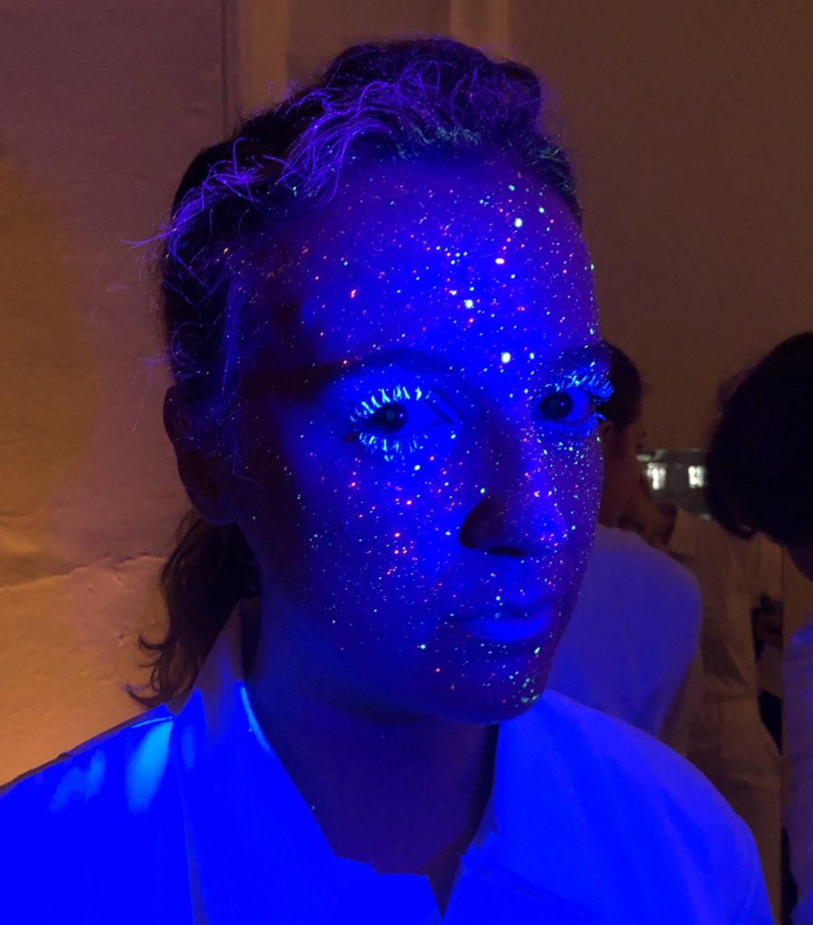 JadeAmyWillis's tweet photo. 🚀🛸a little UV face splattering.💛 #makeupartist #pro #uv #glow https://t.co/AitJBp3Oo9