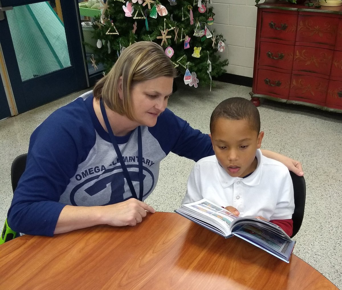 CornerOmega's tweet image. I love having our students read to me! Omega School has some Great readers! Omega School ROCKS! #wheretheTbegins #4theT #OMES_tift