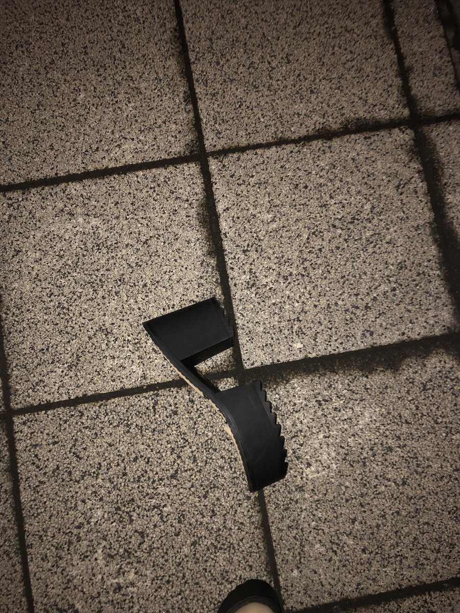 tam_yh's tweet photo. 昨日は貴重な体験だらけ
飲み行く途中に厚底とれるわ、
天文館で大の字でこけるわ、

いたいおー(　˙-˙　) https://t.co/1XvPrhXU2L