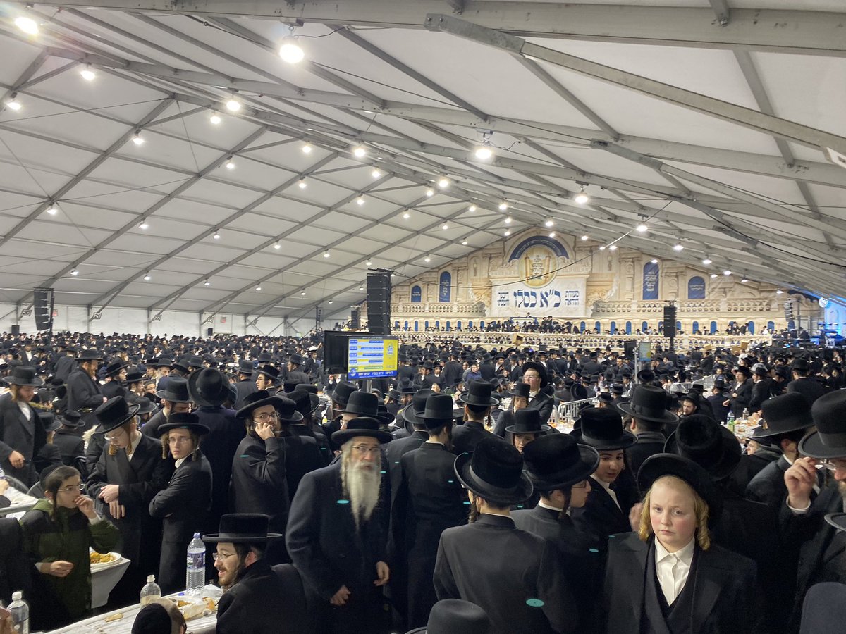 Thousands of #Satmar Chasidim joined the large #SatmarEvent #21Kislev in Williamsburg. @SatmarHQ @NYPDCommAffairs @NYPD90Pct