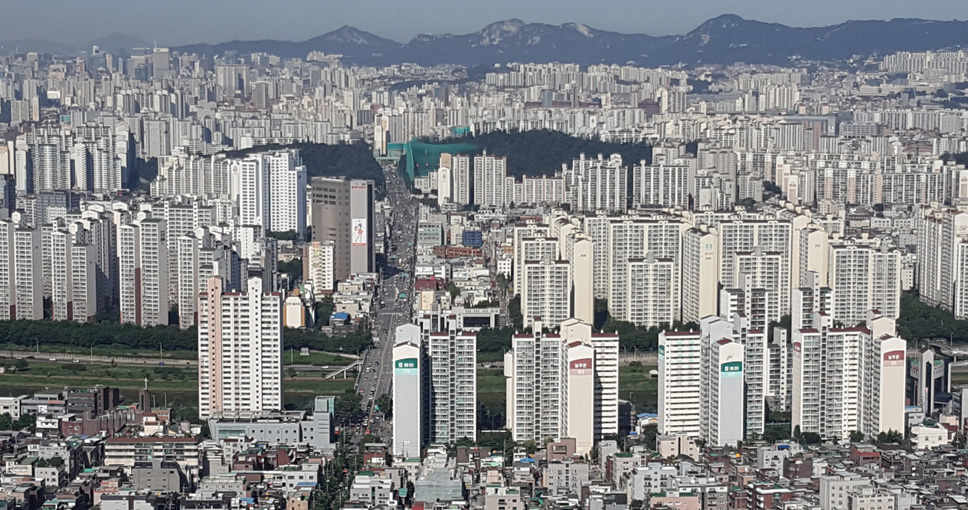 공시가 현실화, 상한제 시행, 양도세 한시 완화 등의 효과가 공교롭게도 내년 4월 총선 즈음에 몰려 나옵니다. 이때를 넘기면 집값안정에 악재가 될 수도 있다는 의견이 쏟아지는 이윱니다. 

bit.ly/2tm1BZh [“총선 전에 집값 잡아라”...내년 4월 집값안정 분수령]