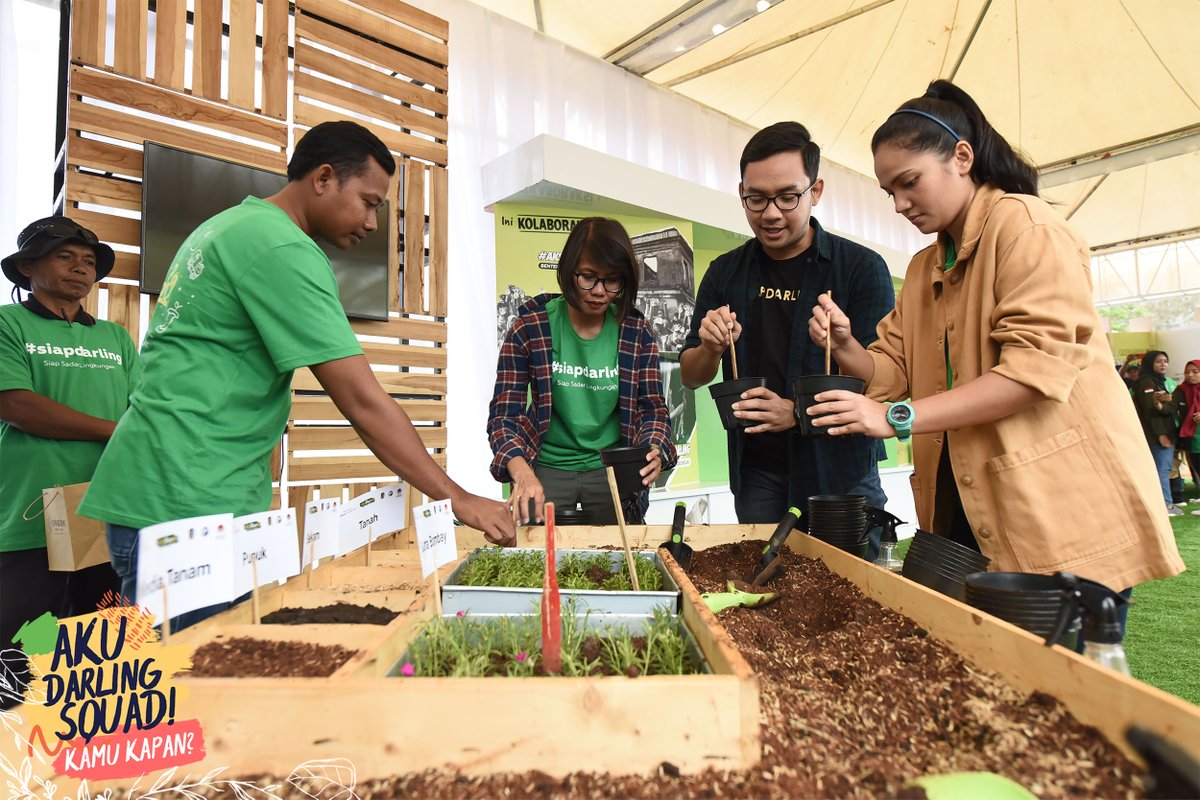 <a href="/anak_bebex/">Anak_Bebex</a> <a href="/annisamalati/">Annisa Malati</a> yang jadi narasumber di sesi talkshow diajak untuk menanam bibit pohon cemara gunung. Perlu diinget, dalam seumur hidup minimal bisa menanam sebanyak 25 bibit pohon. Kamu siap? #AksiDarlingIjen