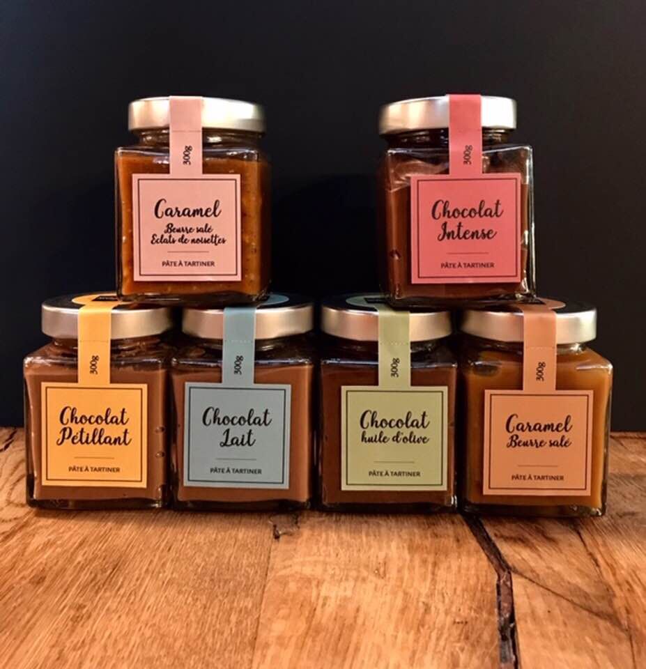 Smartlabel_fr's tweet photo. ✨ Le mois de décembre qui sent Noël 🎄 
Et qui dit Noël, dit gourmandise, nous vous faisons découvrir  la gamme de pâtes à tartiner maison de la Nougaterie Des Fumades avec ses nouvelles étiquettes ! #étiquettes #print #chocolat #noel #décembre https://t.co/ccvKxsZ13P