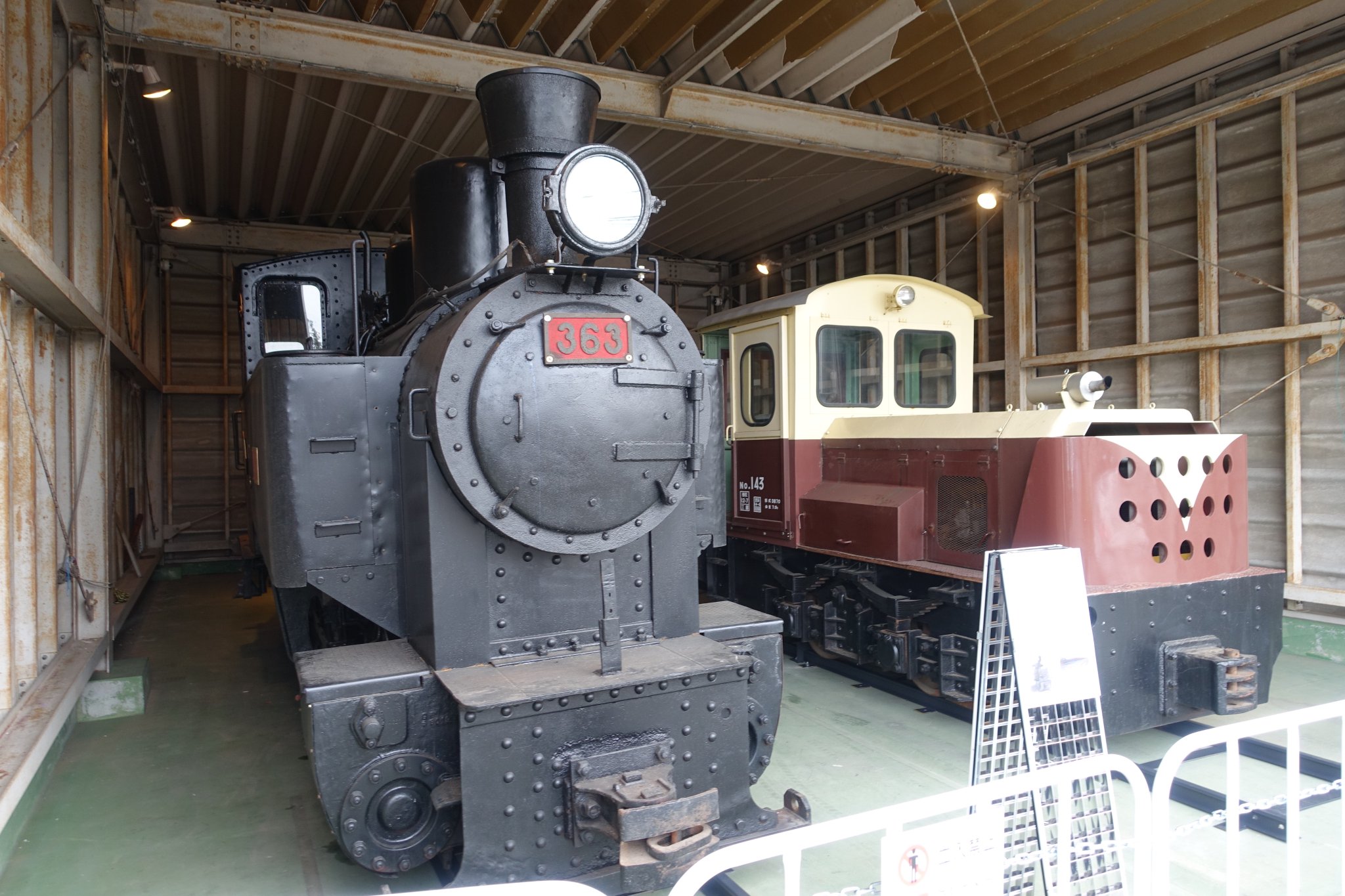 いぶき 旅と模型と写真箱 19年12月13日 埼玉の鶴ヶ島市役所にて公開されている 鉄道模型メーカーのｋａｔｏ こと関水金属さん所有の蒸気機関車とディーゼル機関車を見に行ってきました どちらも野辺山ｓｌランドから移っ