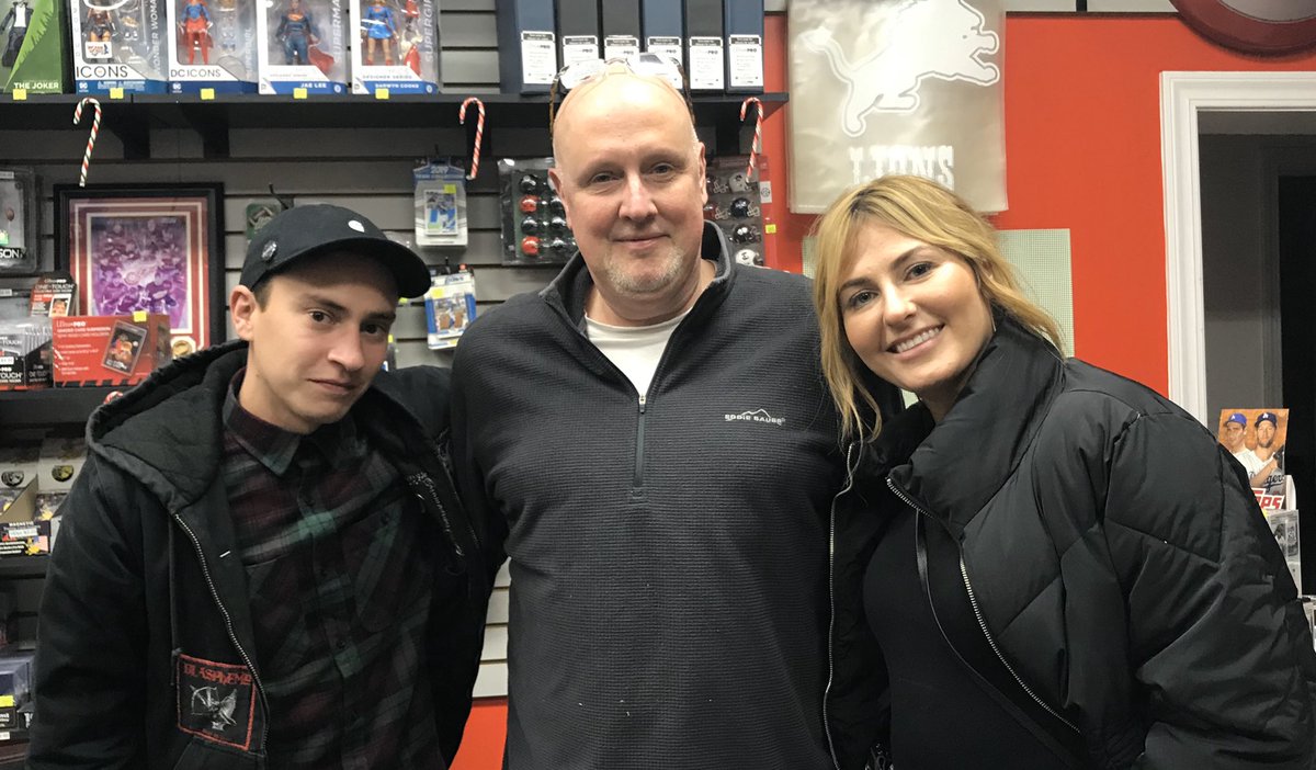 ptcomicscards's tweet image. What a pleasure!.....Kier Gilchrist (Netflix “Atypical”) and @PoutyScouty star of Rob Zombies “Halloween” remakes) stops by @ptcomicscards while filming a new movie in @LakeOrionDDA w/  Producer @SamLoganK .... Thank you! #DowntownLakeOrion #Halloween #ATypical