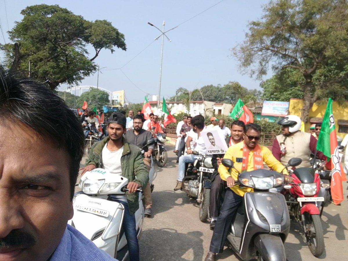 PravinAlai's tweet photo. स्वातंत्र्यासाठी बलिदान देणाऱ्या क्रान्तिकारकांचे भारतीय अस्मितेचे जनक सावरकरां विषयी अपमानास्पद बोलणाऱ्या कॉंग्रेस नेते राहुल गांधी यांचा निषेध करीत,नासिक रोड ते भगूर(नासिक)वीर सावरकर जन्म स्थळावर जाउंन स्वातंत्र्यवीर तात्याराव सावरकार यांना अभिवादन केले.
#IndiansSupportCAB https://t.co/4HMIrvQ0SO