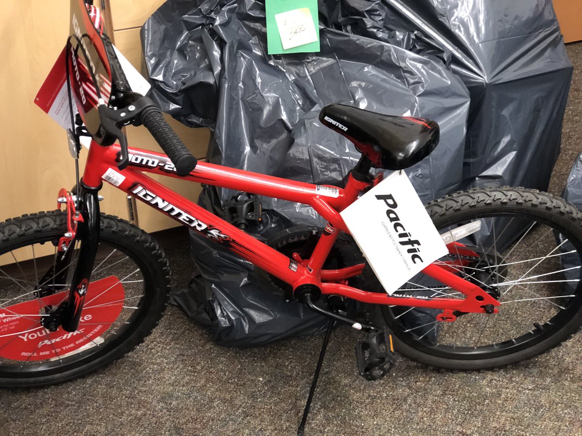 DEE_Explorers's tweet photo. Thankyou Juila Sims and the @DEE_Explorers Staff and community for donating hundreds of gifts for our precious kiddos. Santa Claus certainly came to town this year!!! #truenorth https://t.co/72bSfsHe6z