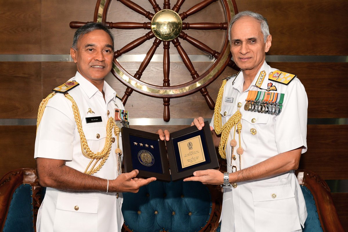 srilanka_navy's tweet photo. Chief of Naval Staff of the Indian Navy, Admiral Karambir Singh meets with the Commander of the Navy at the Naval Headquarters. @SMODSriLanka @MFA_SriLanka @indiannavy @SLinIndia @IndiainSL #IndianNavy #India #SriLanka #lka #CommanderSLNavy https://t.co/CwuK0c5b67