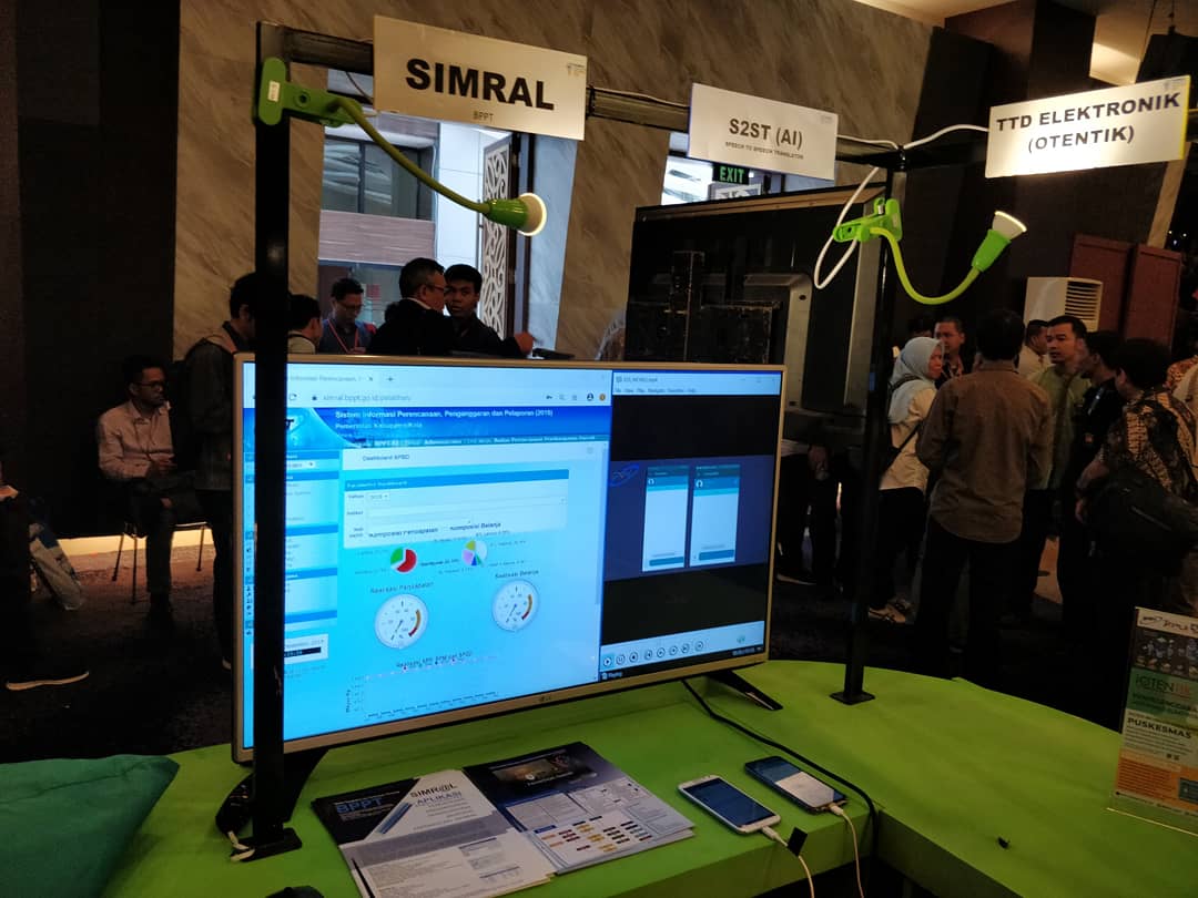 ptik_bppt's tweet image. Pameran produk inovasi di bidang TIK dengan menampilkan SIMR@L dan S2ST speech to speech translator di acara Business Inovation Gathering 2019

#BPPT 
#PTIKBPPT
#simral
#s2st
#inovasiuntuknegeri
#teknologiuntuknegeri
#big2019