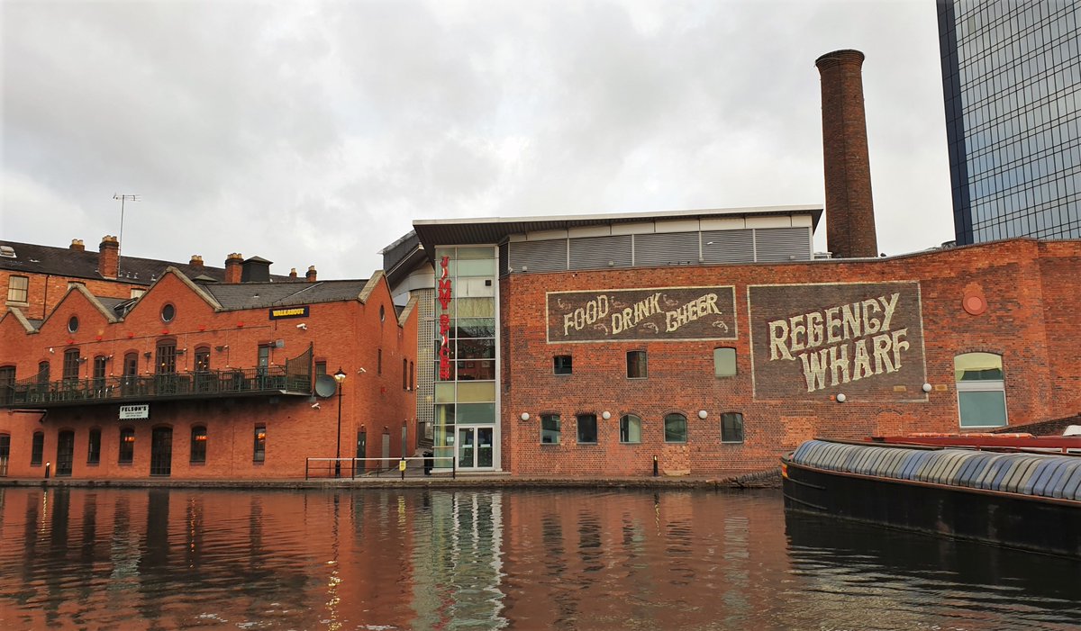Giovyfh's tweet photo. Patrimonio storico di tutta la #GranBretagna, i canali del Gas Street Basin di #Birmingham sono uno spettacolo per gli occhi e per il cuore. E sรฌ... ricordano i Peaky Blinders. https://t.co/oorpgPf4Dm #VisitBham #Itravelforculture https://t.co/c4bwGqrXek