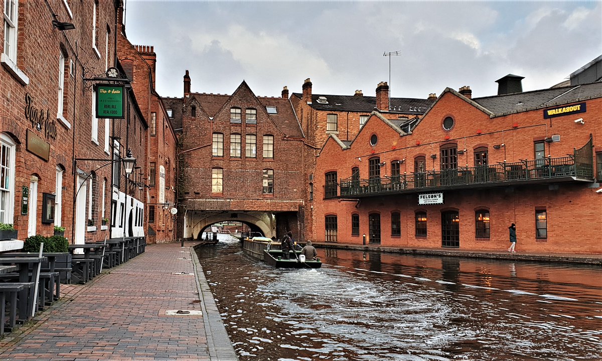 Giovyfh's tweet photo. Patrimonio storico di tutta la #GranBretagna, i canali del Gas Street Basin di #Birmingham sono uno spettacolo per gli occhi e per il cuore. E sรฌ... ricordano i Peaky Blinders. https://t.co/oorpgPf4Dm #VisitBham #Itravelforculture https://t.co/c4bwGqrXek