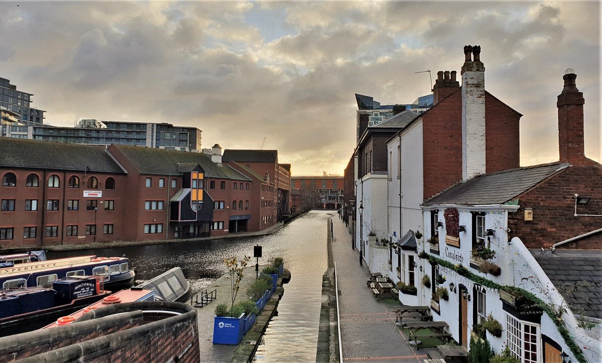 Giovyfh's tweet photo. Patrimonio storico di tutta la #GranBretagna, i canali del Gas Street Basin di #Birmingham sono uno spettacolo per gli occhi e per il cuore. E sรฌ... ricordano i Peaky Blinders. https://t.co/oorpgPf4Dm #VisitBham #Itravelforculture https://t.co/c4bwGqrXek