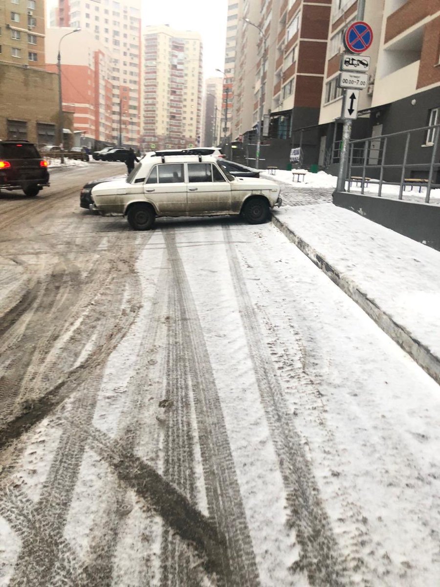 Совместно с жителями 5 просеки контролируем уборку снега. Участок вдоль 113-119 домов очистили. Вдоль 121-125 техника работала. Осталось несколько куч в парковочном кармане у 121, сегодня <a href="/MP_Blago63/">МП Благоустройство</a> их вывезет. Спасибо нашим жителям и @OSM_23_okt за оперативный фотоотчёт.