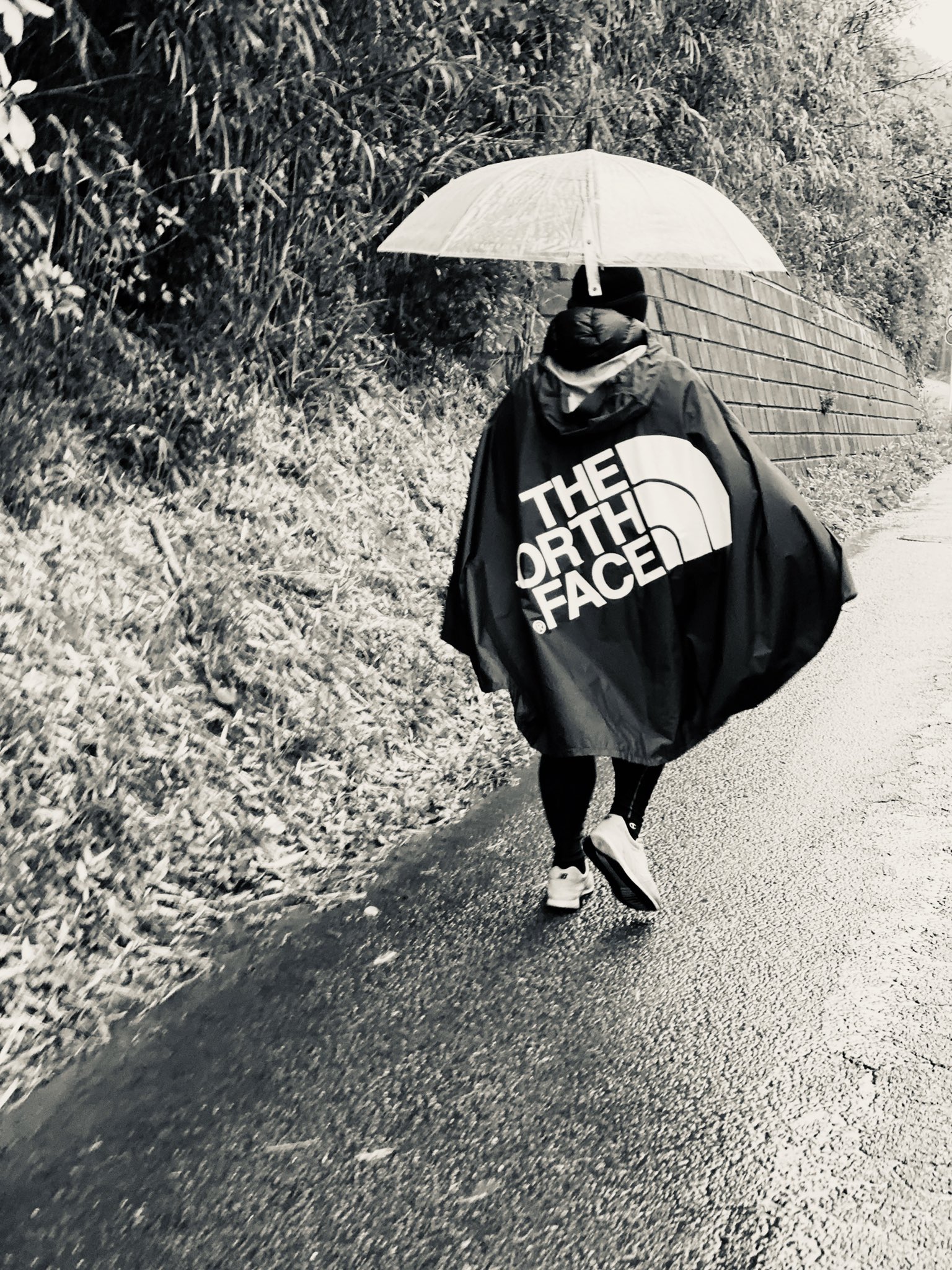 中野英雄 雨の日ウォーキング 大活躍のポンチョ 中のダウンは濡れなかったが派手なので目立ちました Walking Yokosuka Nobi Japan Enjoy T Co Fqtgy54ded Twitter