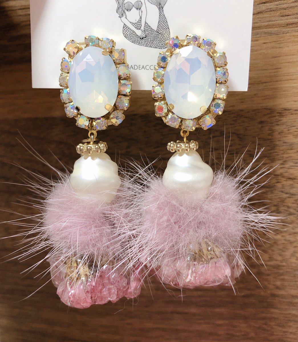 ameka___'s tweet photo. 届いてた(*^^*)
めちゃくちゃ可愛い!
結婚式のブーケでお願いしたスターチスが贅沢に使われている♪
ミンクファーもふわふわで可愛い!
ホリデーイベントで着けて行く(*´ω`*)
#VioletSugarCream
#佐藤すみれ
#MermaidPink
P.S
完売が早くてあと2つ欲しかったやつは買えませんでした…( ; ; ) https://t.co/JD0qGFvYsc