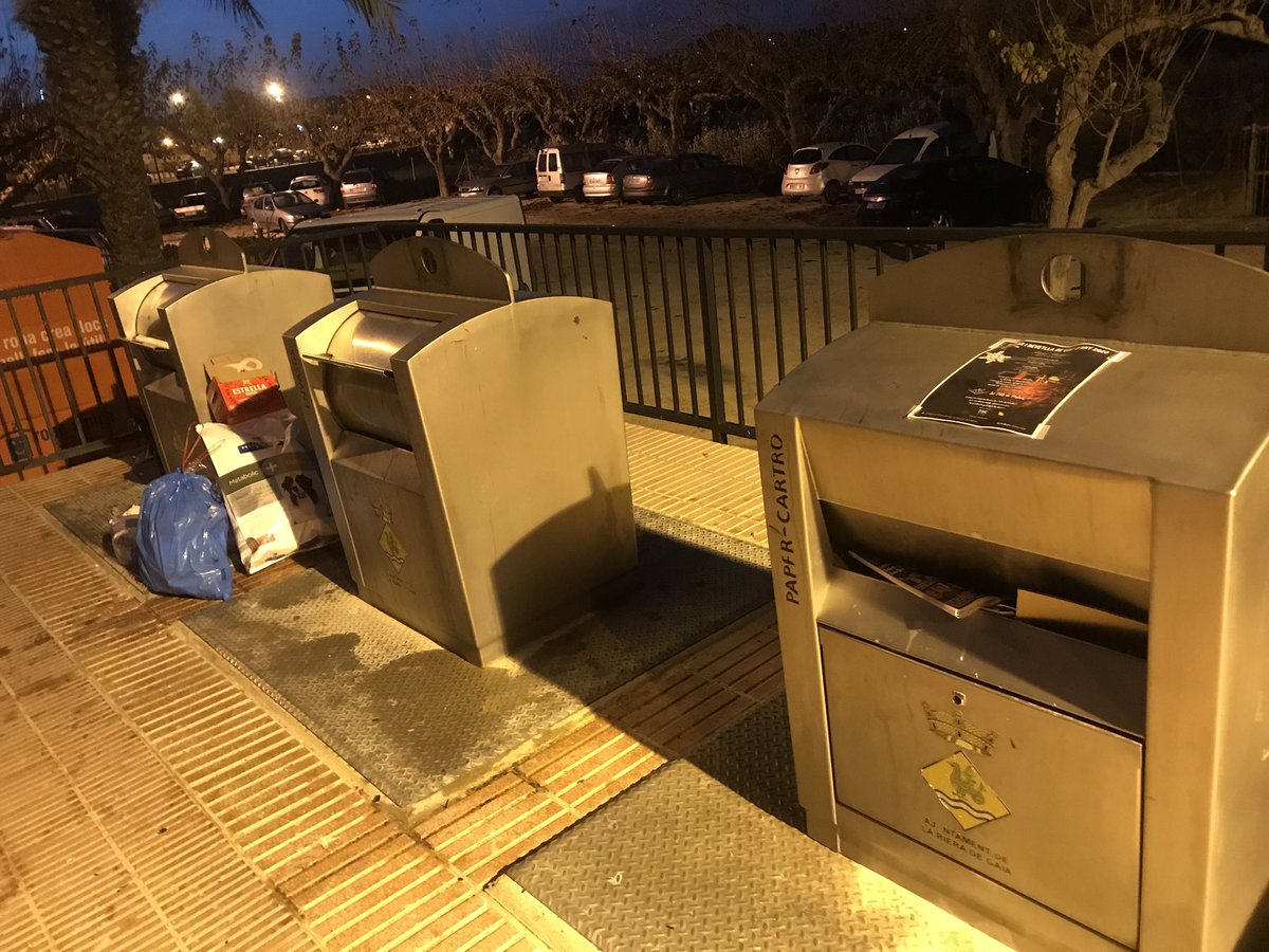 Fermi_Fdes's tweet photo. Holi, @CCTarragones Penseu venir a buidar els contenidors de deixalles de #LaRieradeGaia algun dia? O seguireu deixant que sigui la brigada del poble qui ho continui fent? Alguns porten 2 mesos plens💩i coll·lapsats. #salubritat #quinscollons RT 🙏 https://t.co/96Vk26GT4k