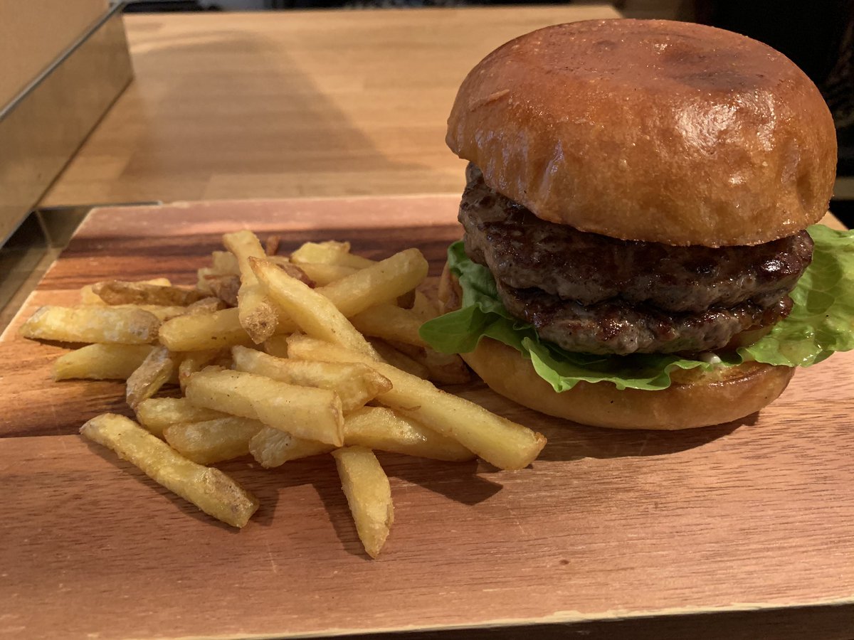 fatcamp_jpn's tweet photo. 今日の昼ごはん🤤
#イエスバーガー https://t.co/OOc82wGhMD