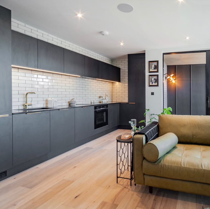 IstoriaFloors's tweet photo. Harrow Road residential project by @artformgroup_ using our Bespoke Raw in Rustic Grade 190mm boards. 😍🏡 The Istoria Bespoke Raw has a very raw untouched look. It has a slight white tint that takes away the yellow manifest in the oak wood flooring. ☁️ | https://t.co/HymLydqvq6 https://t.co/z0aXIDGBQF