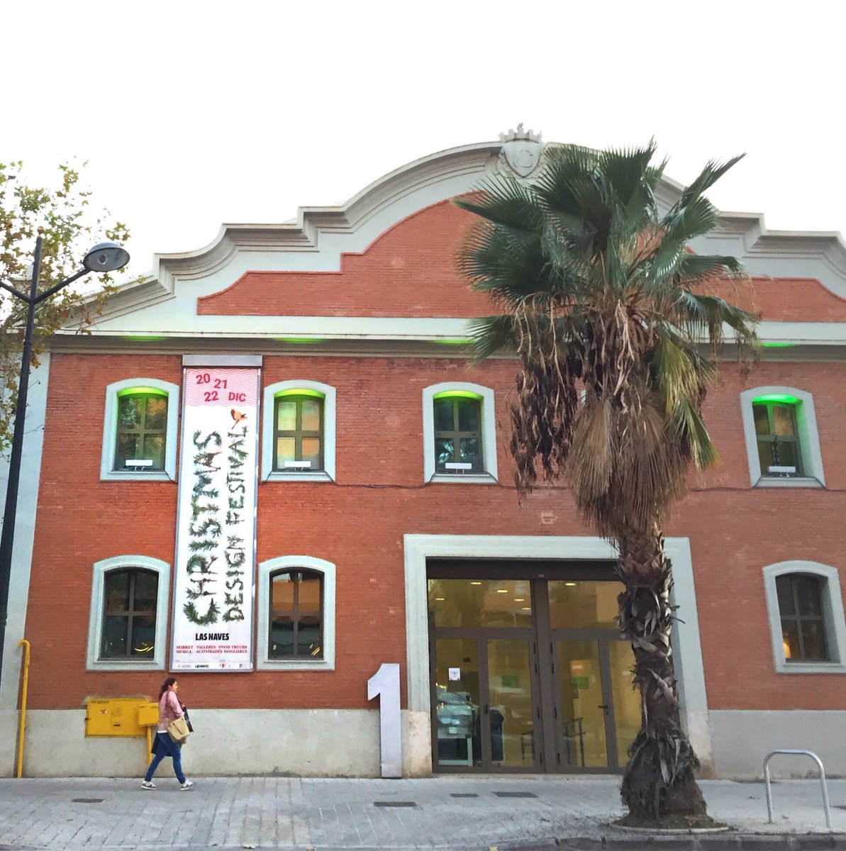 El Festival Navideño de Diseño de @LasNavesINN lo tiene todo para disfrutar de actividades creativas e innovadoras... y gratuitas!

Talleres, música, deporte, baile, magia, electrónica, robótica, +++
Y un market único! #diseño #ilustración #artesania 

👉🏻lasnaves.com/cultura/christ…