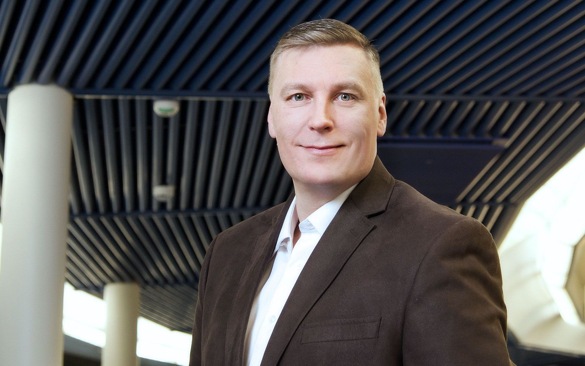 Suomessa monien organisaatioiden kehittäminen on hyvällä tolalla, mutta Ari Väisäsen mukaan kehittämistyössä esimiesten roolit ovat tulleet murrokseen. #johtamisenkehittaminen #ketterakehittaminen #valmentavajohtaminen buff.ly/2PzQrc4