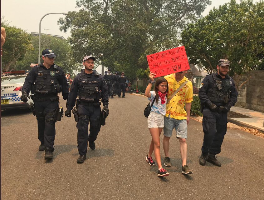Vichygirl 🇵🇸 (@vichygirl) on Twitter photo <a href="/slpng_giants_oz/">☮️💧 Sleeping Giants Oz 📣</a> And then it took 3 armed cops in riot gear to escort a child and her dad from #KirribilliCampOut
Talk about a police state!🤬🤯 <a href="/slpng_giants_oz/">☮️💧 Sleeping Giants Oz 📣</a> And then it took 3 armed cops in riot gear to escort a child and her dad from #KirribilliCampOut
Talk about a police state!🤬🤯