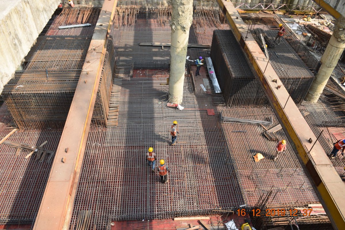 AshwiniBhide's tweet photo. #ConcourseSlab staging &amp; #RoofSlab reinforcement work in progress at #ScienceMuseum station of @MumbaiMetro3. https://t.co/zABTKauU5n