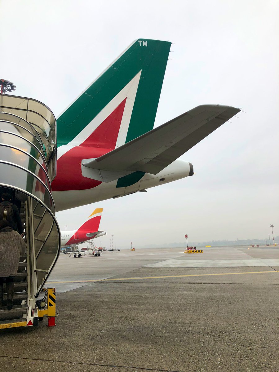 celhoceruleo's tweet photo. Anche oggi #entrodadietro ™️ #ultimafila #LINFCO #Alitalia #AZ2029 https://t.co/vTvoTCLHkX
