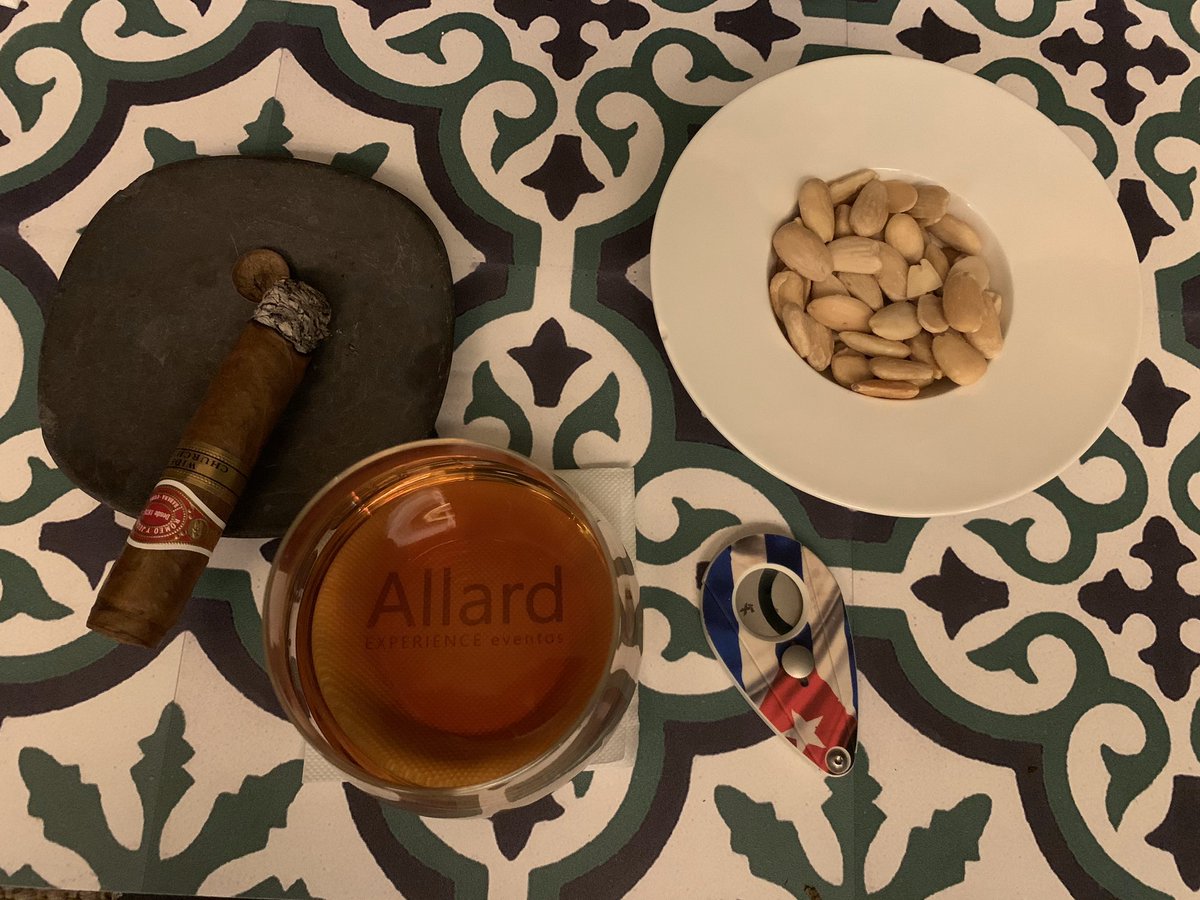 Buena tarde en <a href="/pasionhabanos/">Club Pasión Habanos</a> ... buenos humos