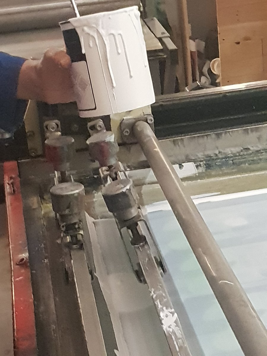 Prefet16's tweet photo. [#EnCoulisses] - Dernière étape de la fabrication des cartes de vœux des services de l'Etat : l'impression !

Une réalisation 100% Charente avec la participation de l'@EESI_ESA pour la conception graphique et de l'atelier Le Bouc à Angoulême pour l'impression en sérigraphie. https://t.co/biGXZn8Spe