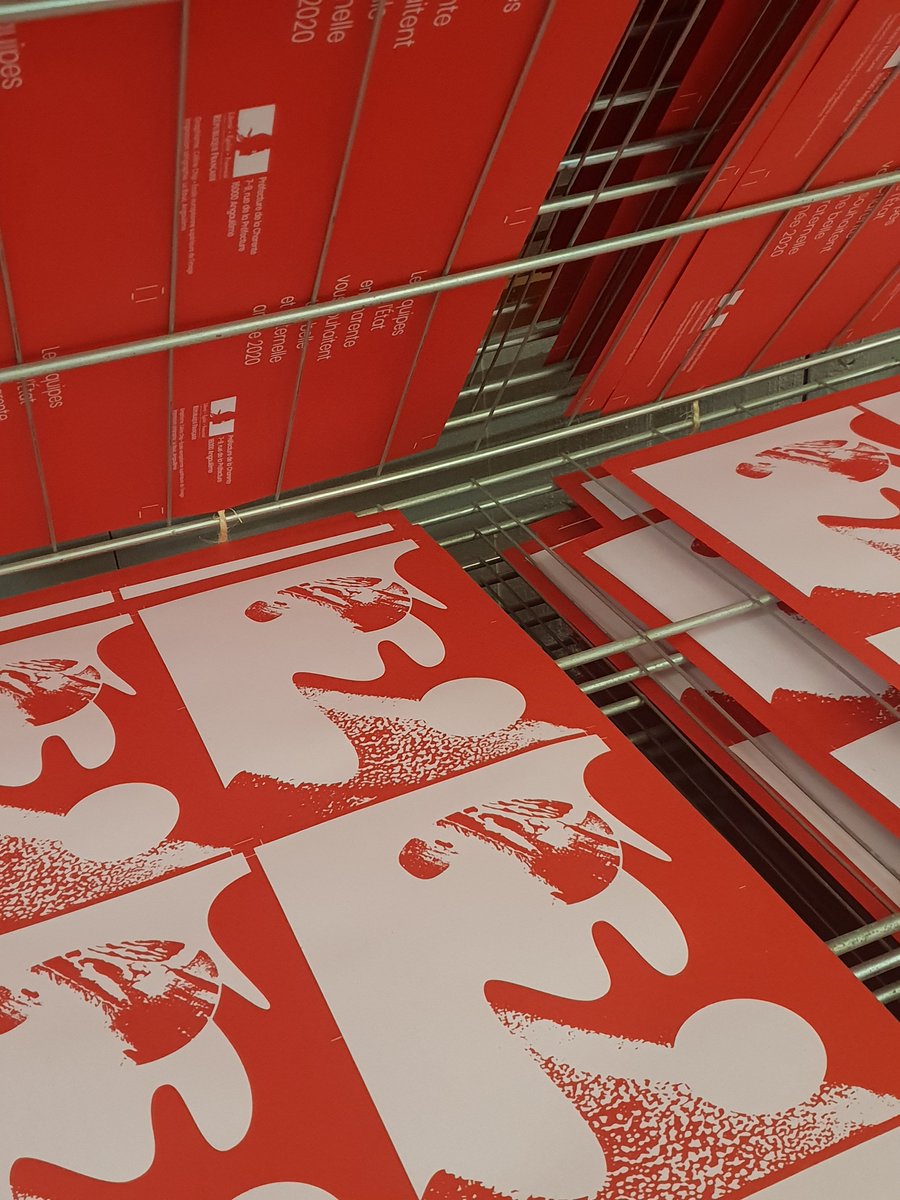 Prefet16's tweet photo. [#EnCoulisses] - Dernière étape de la fabrication des cartes de vœux des services de l'Etat : l'impression !

Une réalisation 100% Charente avec la participation de l'@EESI_ESA pour la conception graphique et de l'atelier Le Bouc à Angoulême pour l'impression en sérigraphie. https://t.co/biGXZn8Spe
