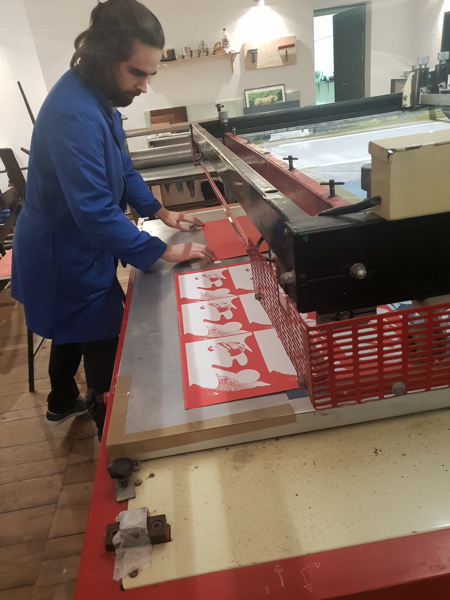 Prefet16's tweet photo. [#EnCoulisses] - Dernière étape de la fabrication des cartes de vœux des services de l'Etat : l'impression !

Une réalisation 100% Charente avec la participation de l'@EESI_ESA pour la conception graphique et de l'atelier Le Bouc à Angoulême pour l'impression en sérigraphie. https://t.co/biGXZn8Spe