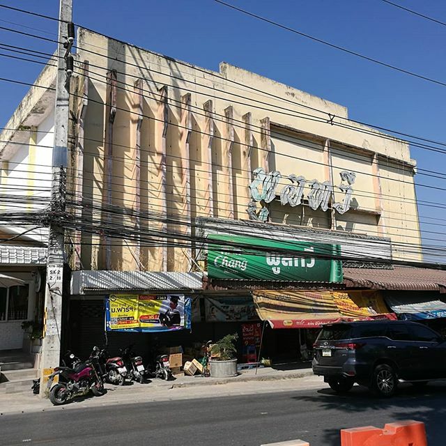 SEAsiatheater's tweet photo. Passed through Jom Thong district in southern Chiang Mai province yesterday. The Poon Thawee Theater is still standing strong, albeit dormant.
#theaterhunt #thaimovietheaters #cinematreasures #beforethecineplex #jomthong #chiangmai #thailand #architectu… https://t.co/Iszrvc5sBW https://t.co/w7YiukH73A