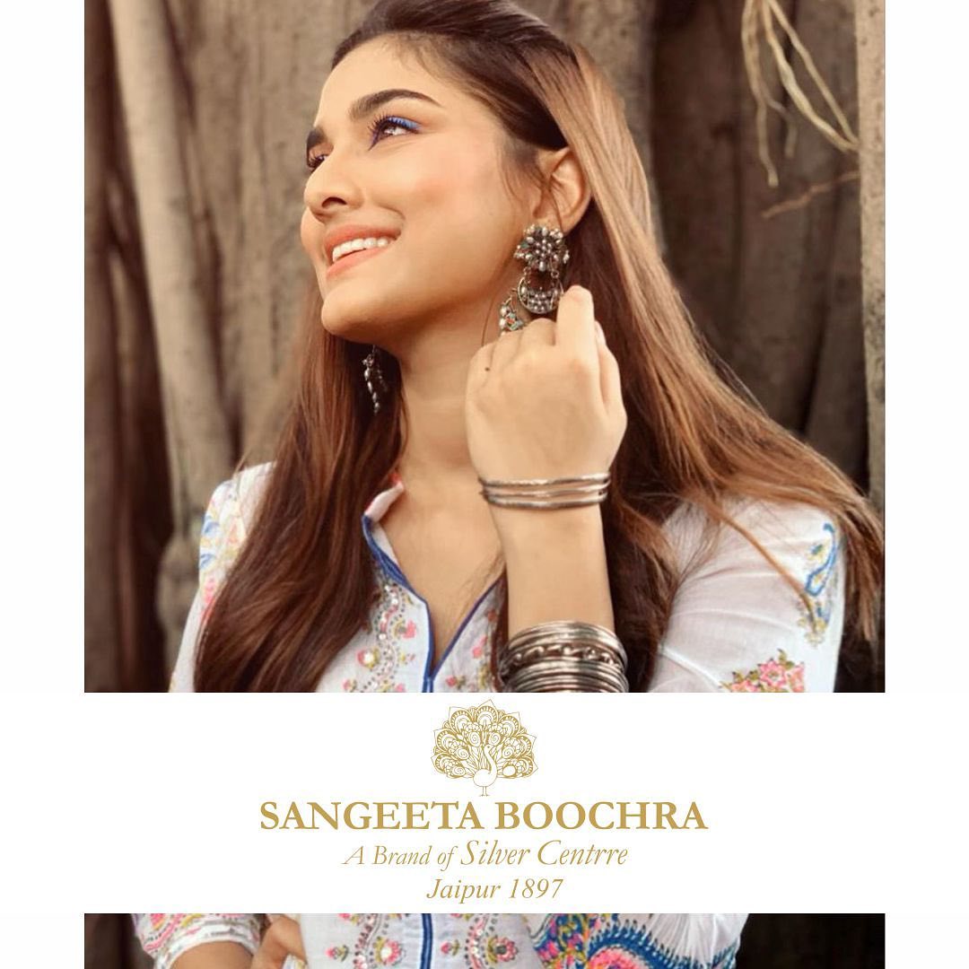 SilverCentrre's tweet photo. @saieemmanjrekar looks stunning in #sangeetaboochra #jewellery from #silvercentrre #jaipur - #stylist #indianjewellery #silverjewellery #fashionstylist - available at all our stores - visit us online at : https://t.co/nPeXmU1C26 or whatsapp us on - +91-966-00000-37 https://t.co/kCLOuyBtsW