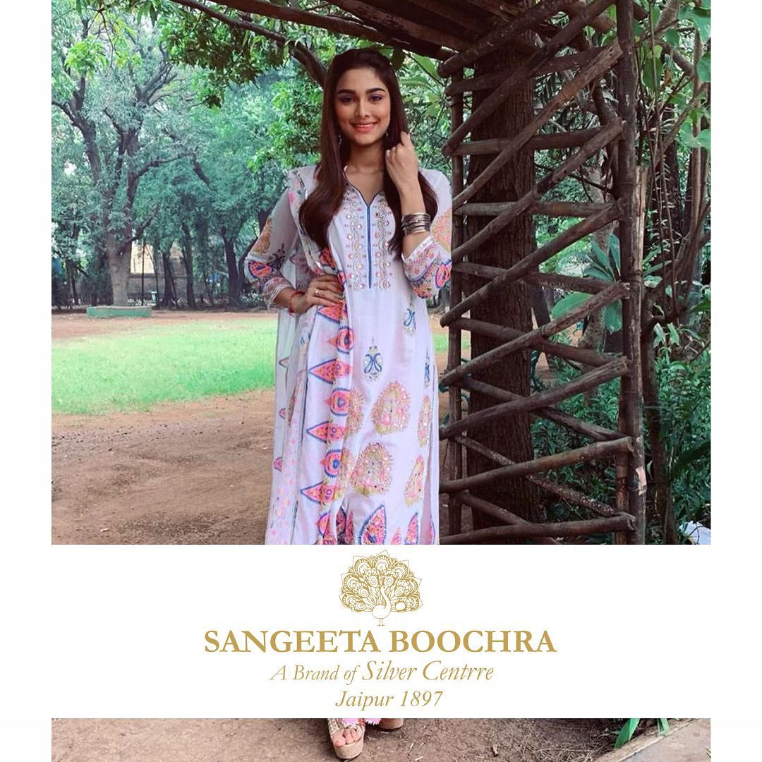 SilverCentrre's tweet photo. @saieemmanjrekar looks stunning in #sangeetaboochra #jewellery from #silvercentrre #jaipur - #stylist #indianjewellery #silverjewellery #fashionstylist - available at all our stores - visit us online at : https://t.co/nPeXmU1C26 or whatsapp us on - +91-966-00000-37 https://t.co/kCLOuyBtsW